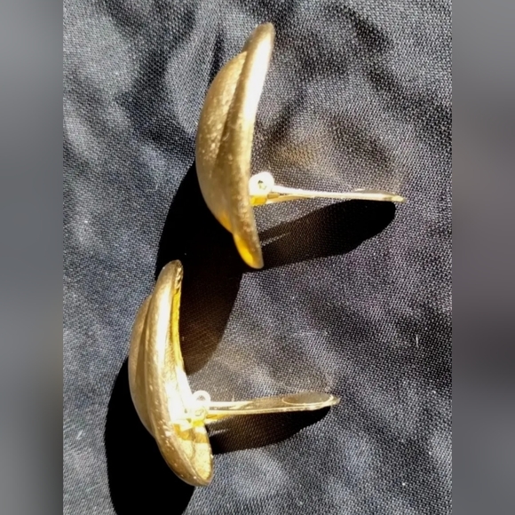 Vintage 90s LES BERNARD matte gold tone SHIELD earrings clip ons modernist glam - Picture 4 of 11